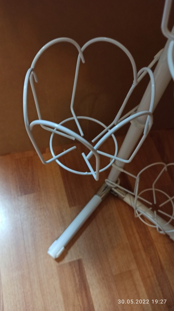 подставка на окно угловая металлическая с ножками. Фото N28