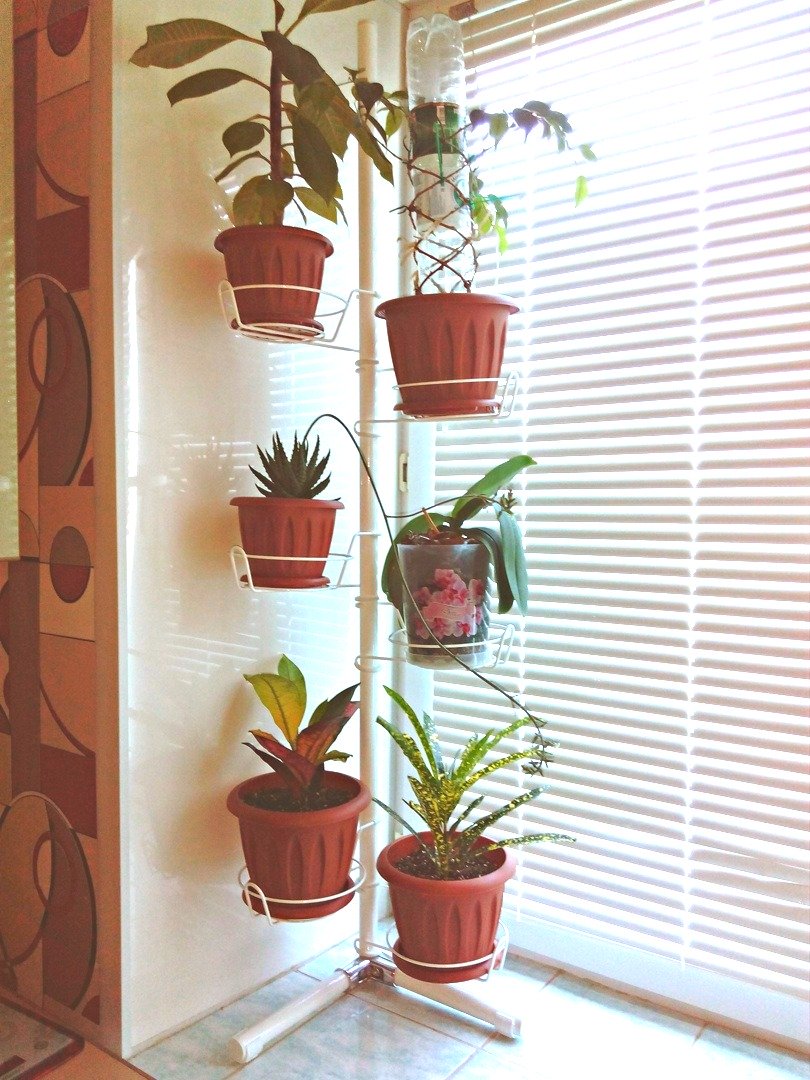 подставка на окно угловая металлическая с ножками. Фото N45